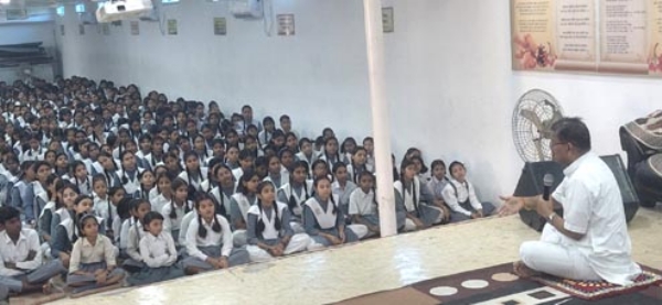 सम्बोधित करते प्रधानाचार्य