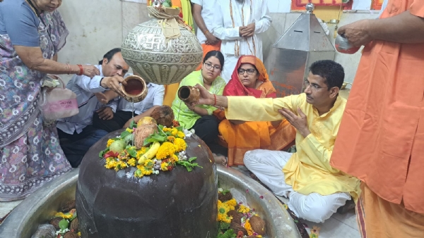 दमोह में पदभार से पहले आस्था का संगम: नवागत कलेक्टर प्रताप नारायण यादव ने जागेश्वरनाथ, बांदकपुर व कुंडलपुर में टेका माथा दमोह में पदभार से पहले आस्था का संगम: नवागत कलेक्टर प्रताप नारायण यादव ने जागेश्वरनाथ, बांदकपुर व कुंडलपुर में टेका माथा