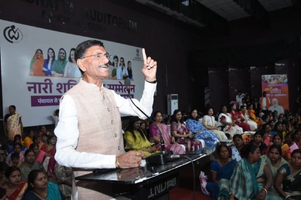 कार्यक्रम में रक्षा राज्य मंत्री बोलते हुए कार्यक्रम में रक्षा राज्य मंत्री बोलते हुए