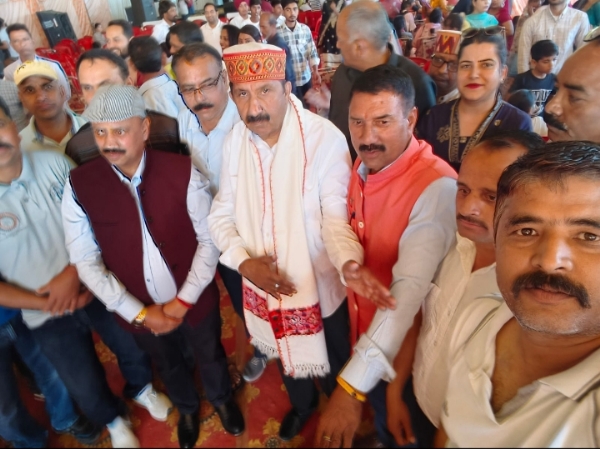 उप मुख्यमंत्री मुकेश अग्निहोत्री से मुलाकात करते हुए  अभिषेक ठाकुर व भारतीय खो-खो महासंघ के संयुक्त सचिव