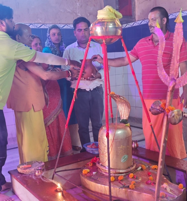 अनुष्ठान में शामिल पुजारियों और श्रद्धालूओं की तस्वीर