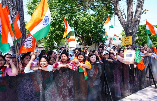 प्रधानमंत्री नरेन्द्र मोदी के स्वागत में रोड शो के दौरान मौजूद जनसमूह।