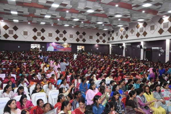 कार्यक्रम में मौजूद महिलाएं कार्यक्रम में मौजूद महिलाएं