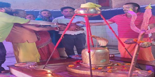 यज्ञा-बाबा-आश्रमे शिवलिङ्गे घट-परिवर्तन-अनुष्ठानं सम्पन्नम्