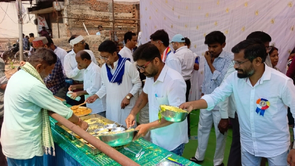 आंबेडकर चौक के पास पोहा और पूड़ी का प्रसाद बांटा गया। आंबेडकर चौक के पास पोहा और पूड़ी का प्रसाद बांटा गया।