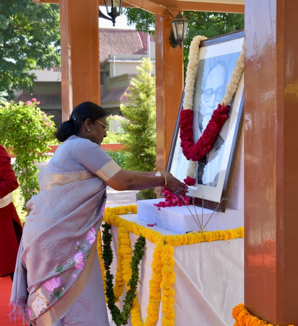 राष्ट्रपति द्रौपदी मुर्मू ने लोक भवन में डॉ. भीमराव अम्बेडकर को पुष्पांजलि अर्पित की