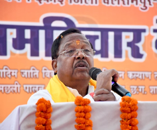 सभा को संबोधित करते नेताम सभा को संबोधित करते नेताम