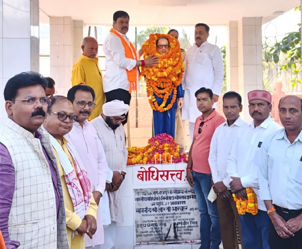 डॉ अंबेडकर की मूर्ति पर माल्यार्पण करते भाजपा के कार्यकर्ता डॉ अंबेडकर की मूर्ति पर माल्यार्पण करते भाजपा के कार्यकर्ता