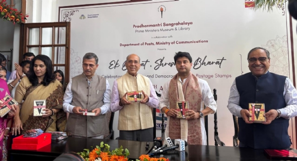प्रधानमंत्री संग्रहालय में अंबेडकर जयंती पर संविधान, बाबा साहेब और प्रधानमंत्री कार्यालय से जुड़े विशेष पोस्टकार्ड्स का लोकार्पण करते हुए केंद्रीय संचार मंत्री ज्योतिरादित्य सिंधिया। प्रधानमंत्री संग्रहालय में अंबेडकर जयंती पर संविधान, बाबा साहेब और प्रधानमंत्री कार्यालय से जुड़े विशेष पोस्टकार्ड्स का लोकार्पण करते हुए केंद्रीय संचार मंत्री ज्योतिरादित्य सिंधिया।
