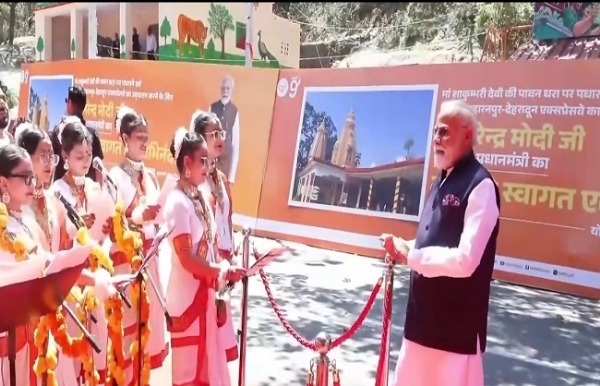 बालिकाएं प्रधानमंत्री का स्वागत करती हुई।