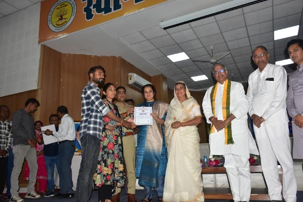 आज भारत जिस मुकाम पर खड़ा है उसमें डॉ. भीमराव अंबेडकर का महत्वपूर्ण योगदान : सांसद श्री गुप्ता आज भारत जिस मुकाम पर खड़ा है उसमें डॉ. भीमराव अंबेडकर का महत्वपूर्ण योगदान : सांसद श्री गुप्ता