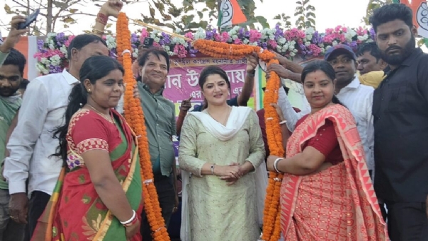 मंच पर श्रावंती को सम्मानित करते नेता मंच पर श्रावंती को सम्मानित करते नेता