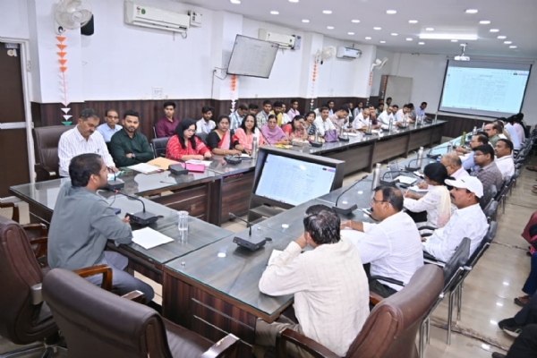 बैठक को संबोधित करते हुए अबिनाश मिश्रा।