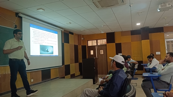 पीयू में ‘ब्लैक होल थर्मोडायनेमिक्स’ पर व्याख्यान माला में छात्र छात्राओ को संबोधित करते हुए डॉ सुधाकर उपाध्याय पीयू में ‘ब्लैक होल थर्मोडायनेमिक्स’ पर व्याख्यान माला में छात्र छात्राओ को संबोधित करते हुए डॉ सुधाकर उपाध्याय