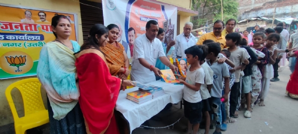 पठान सामग्री बांटते नेतागण पठान सामग्री बांटते नेतागण