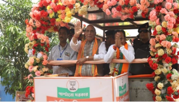 राजनाथ सिंह का रोड शो करते हुए