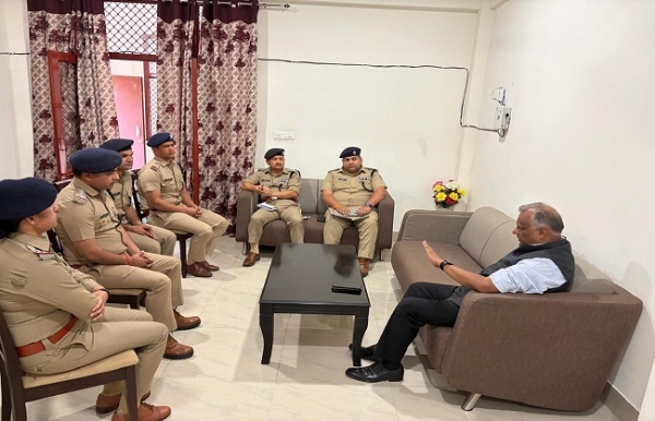 अपर पुलिस महानिदेशक (प्रशासन) ए.पी. अंशुमान बैठक करते हुए।