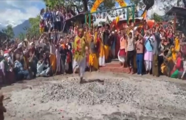 भगवान जाख के पश्वा (नर देवता) ने धधकते अंगारों के बीच नृत्य  करते हुए।