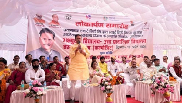 सम्बोधित करते महापौर सम्बोधित करते महापौर