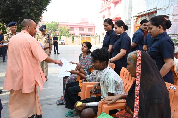 200 लोगों की समस्याएं सुनीं सीएम योगी ने, समाधान के लिए अधिकारियों को दिए दिशानिर्देश*