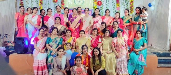 समूह में बैठी हुई महिलाएं।