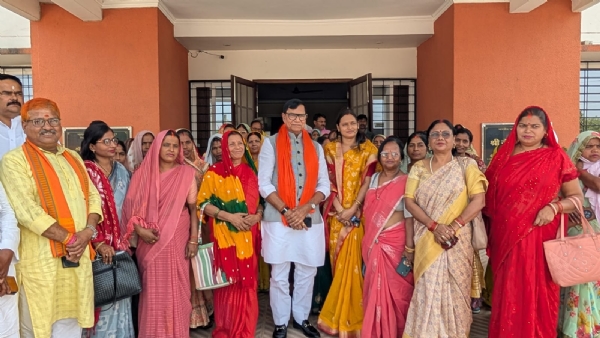 नारी वंदन अधिनियम कार्यक्रम के अवसर पर मातृ शक्ति के साथ कृपा शंकर सिंह पूर्व गृह राज्य मंत्री