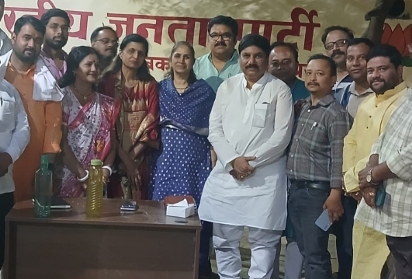 भाजपा कार्यालय पर जुटे बांग्ला भाषी लोग