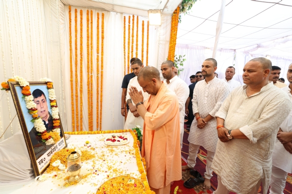 गोरक्षपीठ के अनन्य भक्त के ब्रह्मभोज पर उनके गांव लुहसी पहुंचे मुख्यमंत्री* गोरक्षपीठ के अनन्य भक्त के ब्रह्मभोज पर उनके गांव लुहसी पहुंचे मुख्यमंत्री*