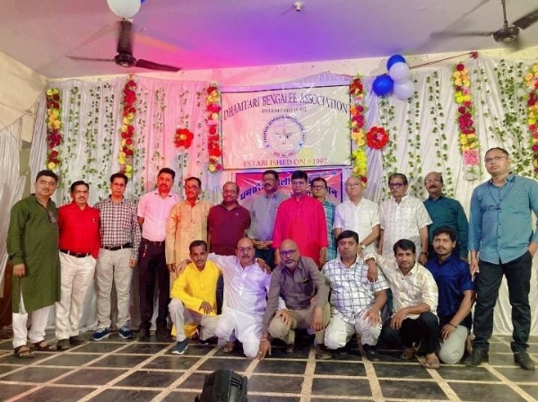 समूह में बैठे हुए समाजजन।