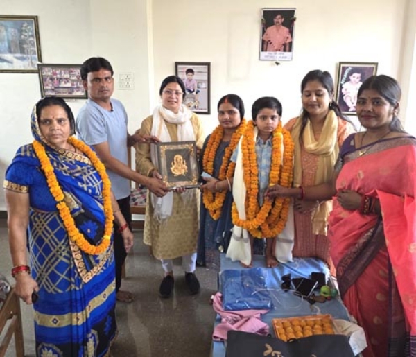 बालिका को सम्मानित करते