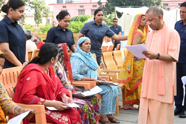 200 लोगों की समस्याएं सुनीं सीएम योगी ने, समाधान के लिए अधिकारियों को दिए दिशानिर्देश*