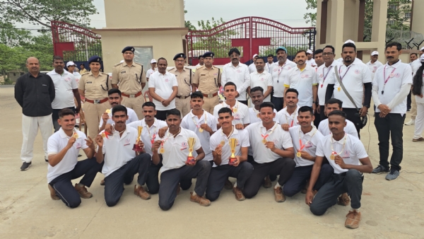 अररिया फोटो:विजेता के साथ प्रशासनिक अधिकारी