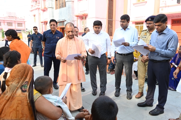 200 लोगों की समस्याएं सुनीं सीएम योगी ने, समाधान के लिए अधिकारियों को दिए दिशानिर्देश*