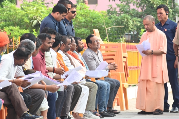 200 लोगों की समस्याएं सुनीं सीएम योगी ने, समाधान के लिए अधिकारियों को दिए दिशानिर्देश*