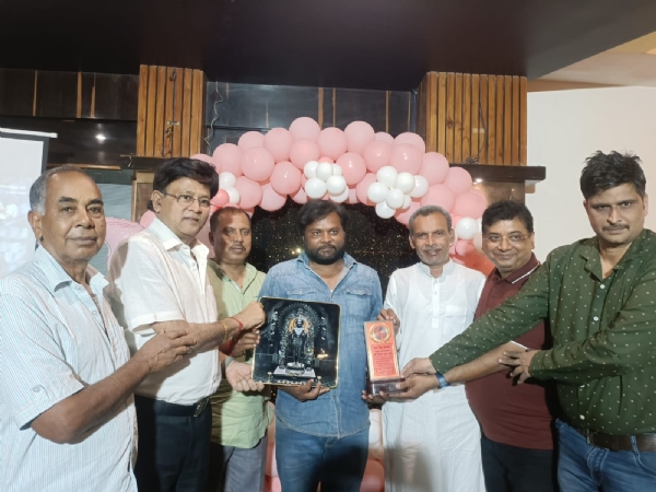 सम्मान समारोह में शामिल लोग