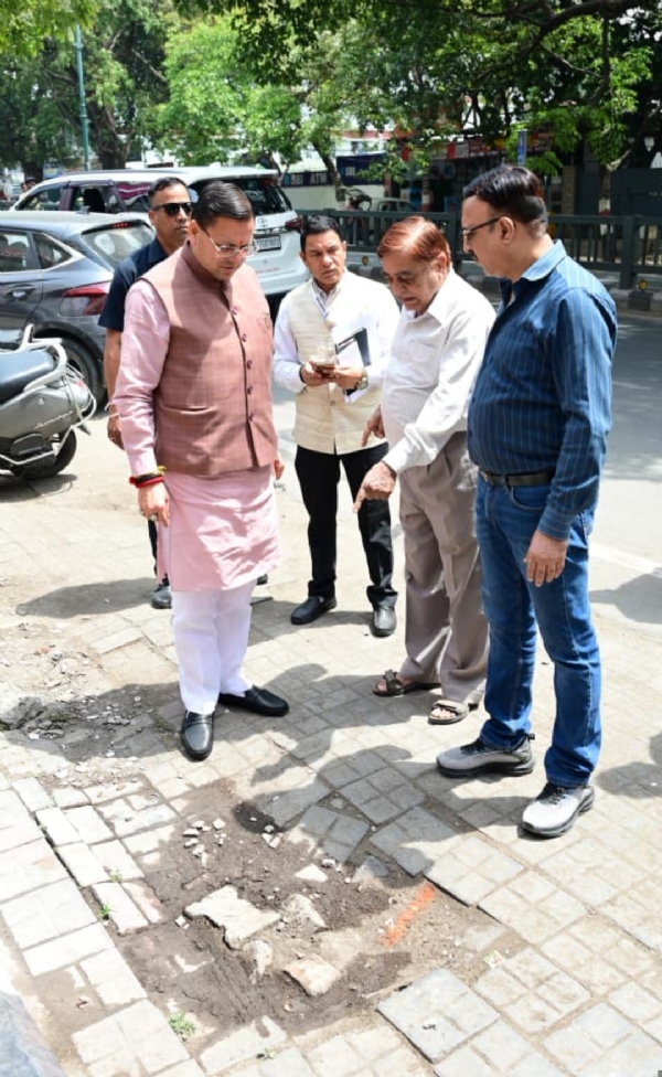 मुख्यमंत्री देहरादून के जाखन क्षेत्र में घासी टाइल्स का निरीक्षण करते हुए।