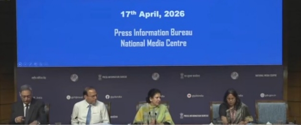 पश्चिम एशिया संकट के बीच ईंधन आपूर्ति की स्थिति पर जानकारी देते अधिकारी।