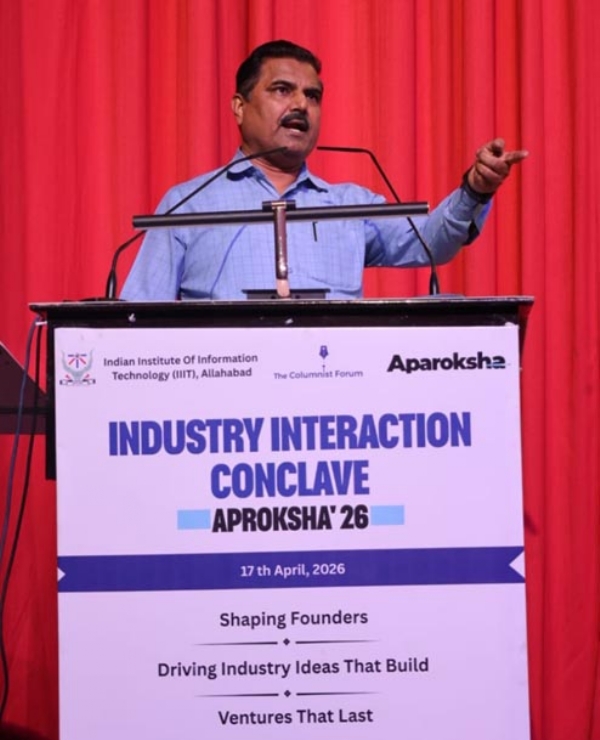 सम्बोधित करते निदेशक