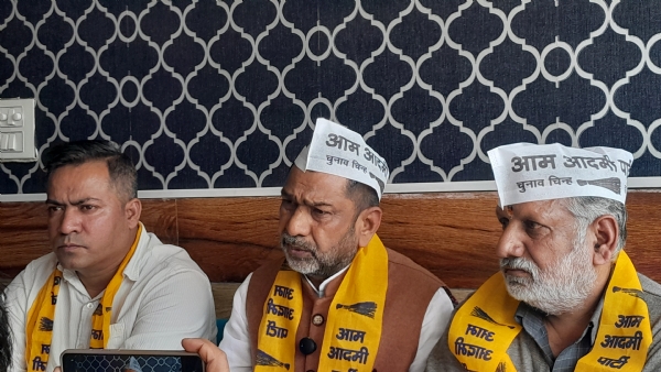 मंडी में पत्रकारों से बात करते हुए सुरेंद्र पंडित।