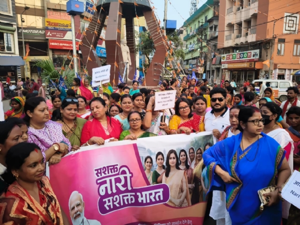 पदयात्रा मे महिलाये