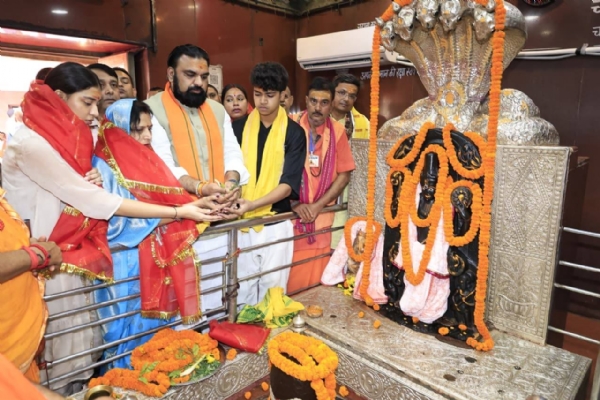 मंदिर में परिवार के साथ सीएम