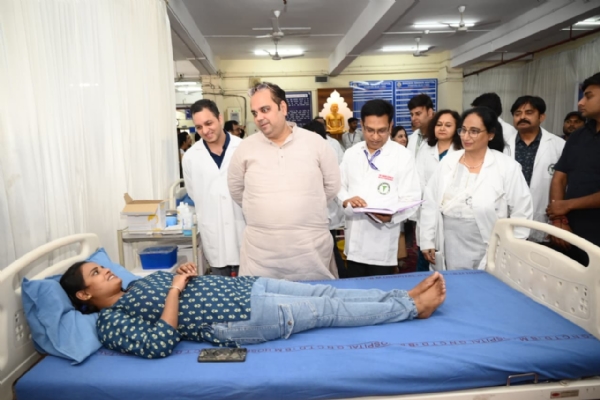 दिल्ली के स्वास्थ्य मंत्री डॉ पंकज कुमार सिंह भगवान महावीर अस्पताल में रक्तदान शिविर एवं जागरूकता सत्र के दौरान बात करते हुए