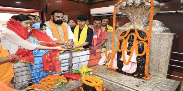 मुख्यमन्त्री सम्राट् चौधरी सपरिवारम् बाबाहरिहरनाथ-मन्दिरे पूजार्चनां कृतवान्