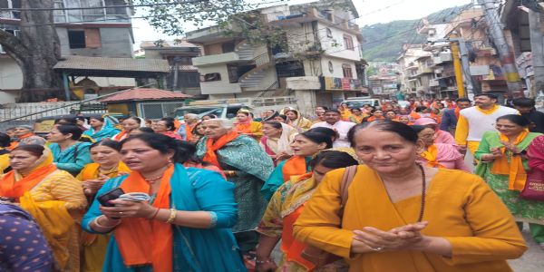 वेदांत-कुटीर-स्थानात् भव्य-शोभायात्रा निर्गता, नगरस्य वीथयः भगव-ध्वजैः शङ्ख-ध्वनिना च गुंजायमानाः अभवन्