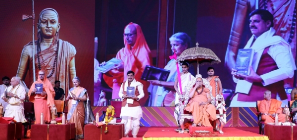 मुख्यमंत्री डॉ. मोहन यादव ने एकात्म पर्व पर एकात्म धाम में पुस्तक वेदांतसिद्धान्तचन्द्रिका विथ उदग्र का विमोचन किया