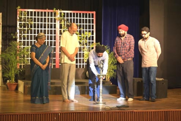 दीप प्रज्ज्वलित करते अतिथिगण