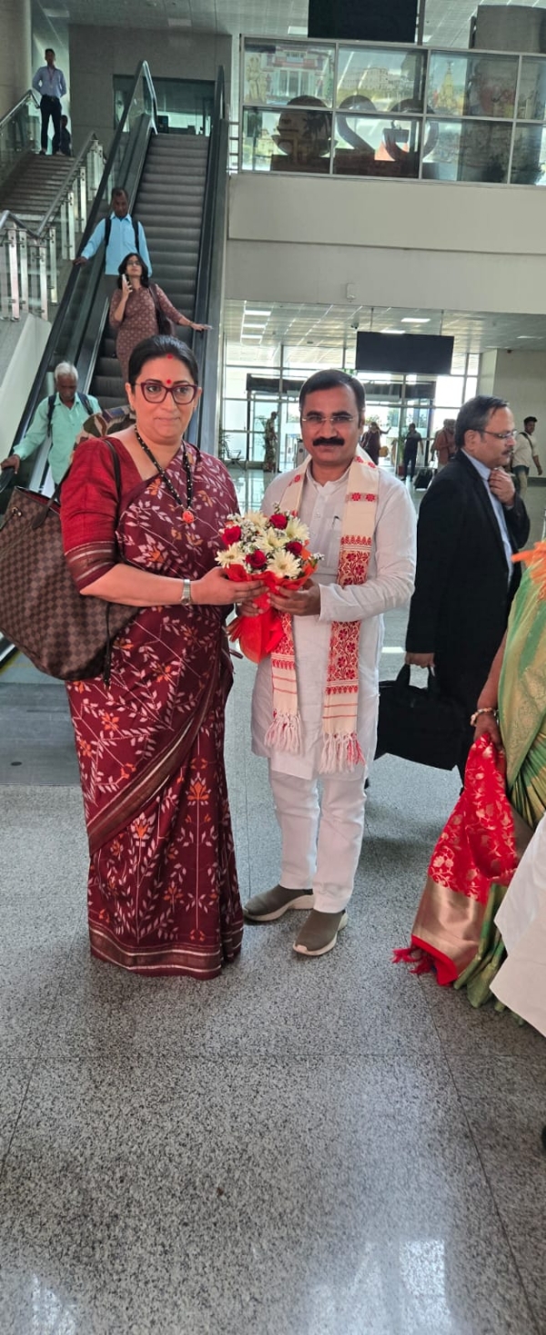पूर्व केन्द्रीय मंत्री स्मृति ईरानी का स्वागत करते भाजपा क्षेत्रीय अध्यक्ष