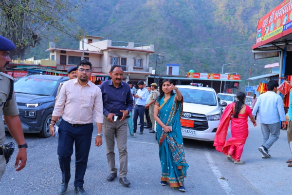 चार धाम यात्रा को लेकर व्यवस्थाओं का निरीक्षण करती डीएम