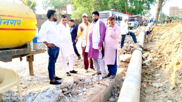 पाइपलाइन शिफ़्टिंग का निरीक्षण करते उपमहापौर मनोज सिंह