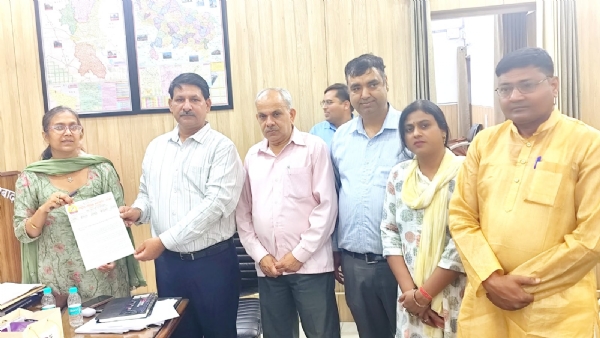 अपर जिलाधिकारी (वित्त एवं राजस्व) को ज्ञापन देते राष्ट्रीय शैक्षिक महासंघ के पदाधिकारी।